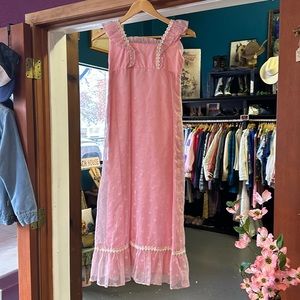 Vintage c. 1950s pink daisy nightgown